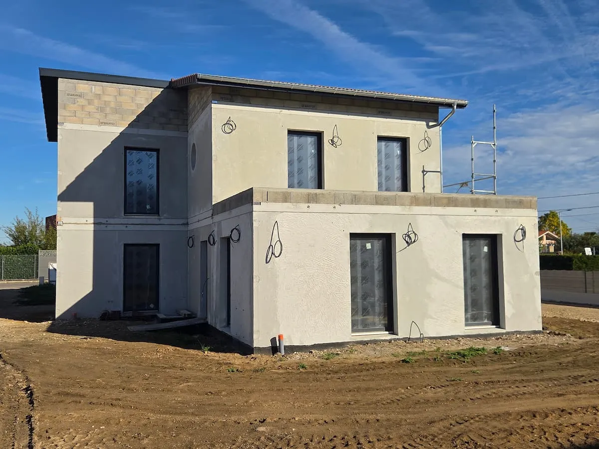 Maison modulaire en béton fibré bas carbone de Citygie et Francioli à Saint-Denis-lès-Bourg