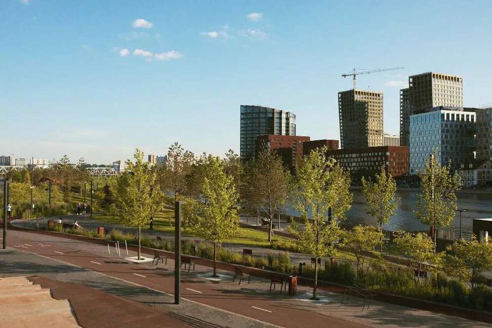 Uitzicht op de stad vanaf een oever