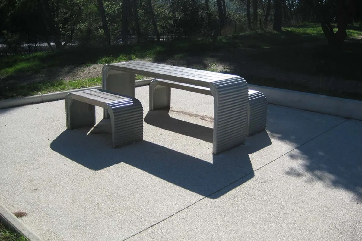 Bank en tafel in hout en beton