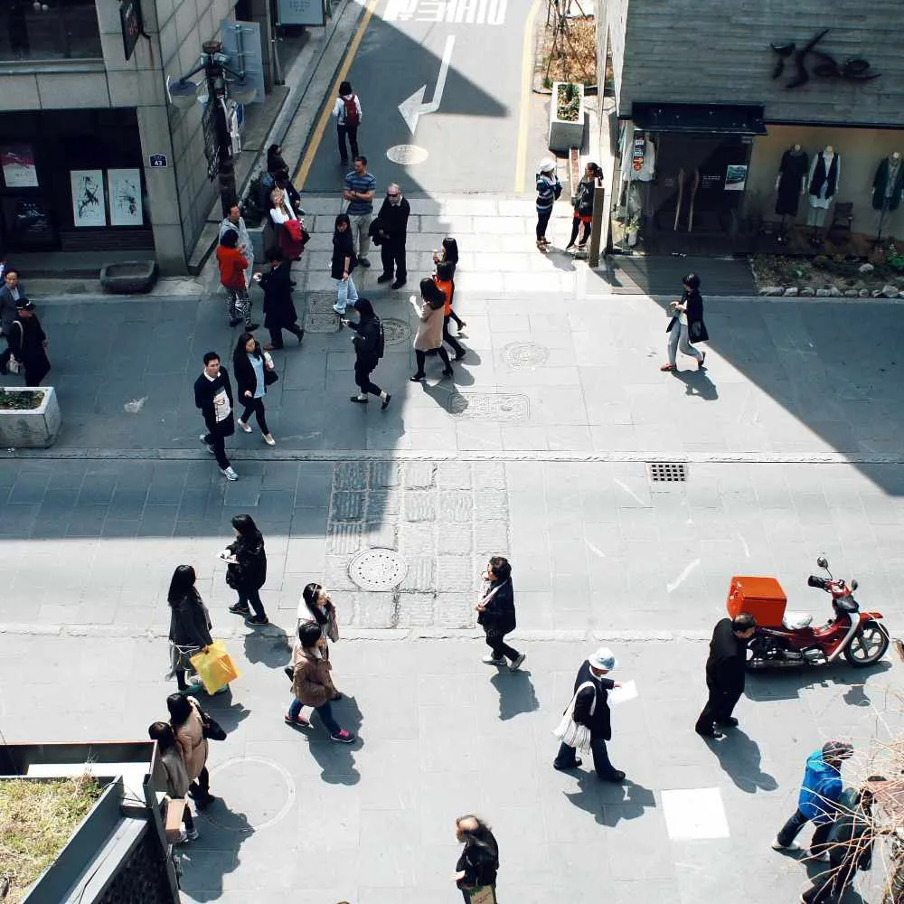 Des gens qui marchent sur le trottoir.