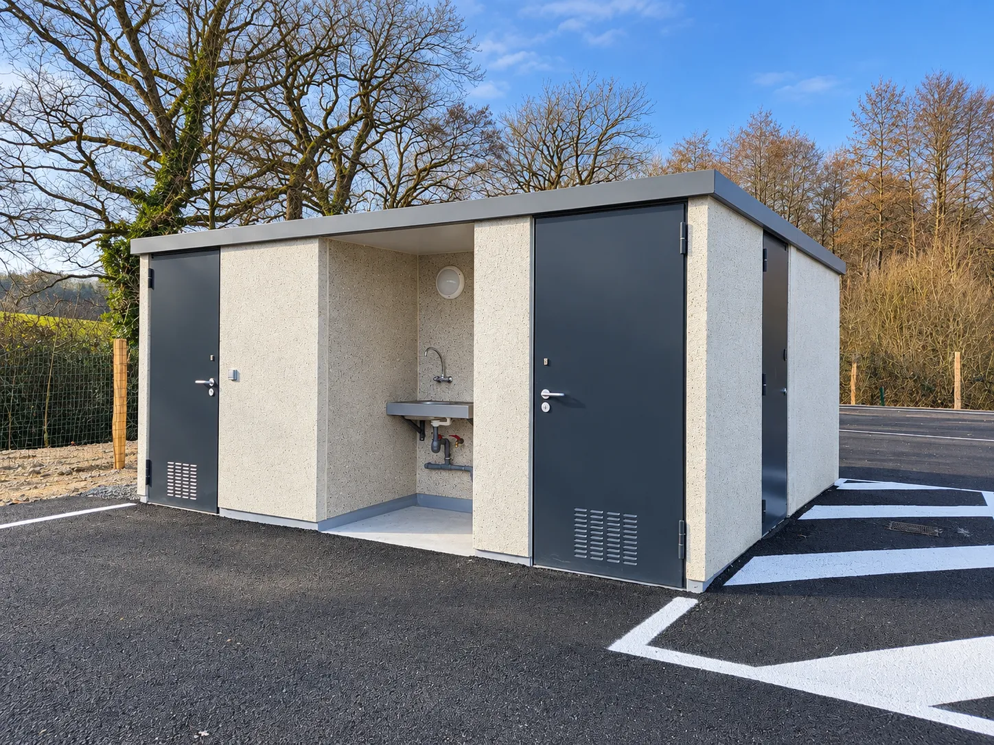 Interieur van een sanitaire cabine met toiletten en PMR-hulpmiddelen