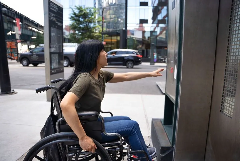 Zijaanzicht van een gehandicapte vrouw naast de lift