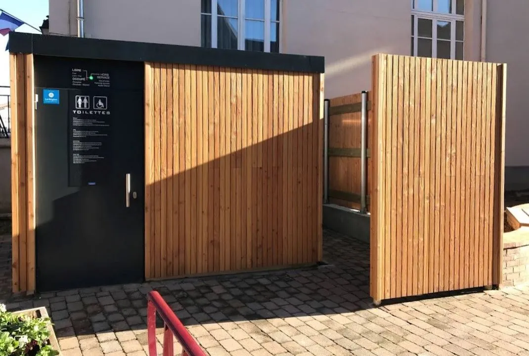 Openbare toiletten van hout