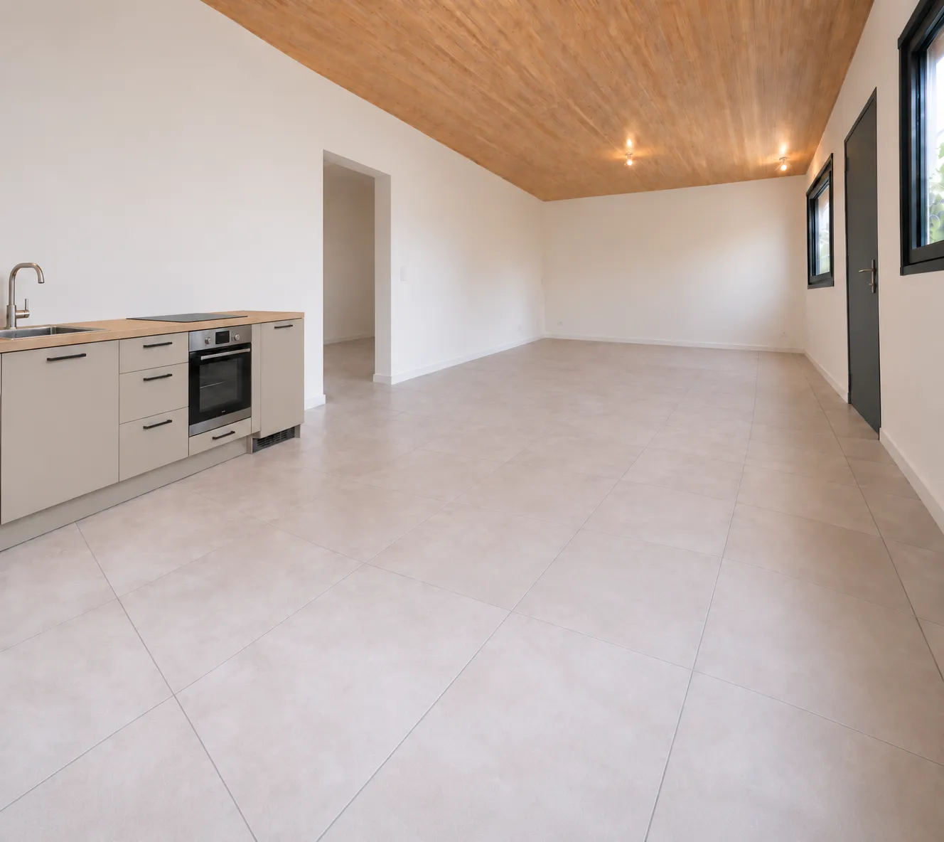 Sanitaire unit beige en blauw in de fabriek