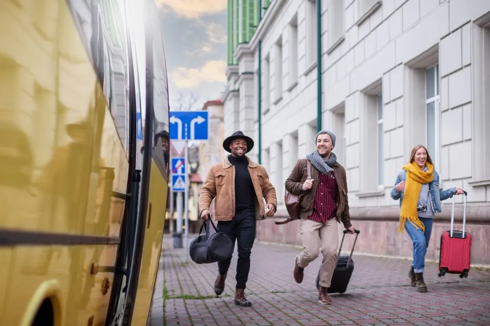 Mensen die rennen om de bus te halen