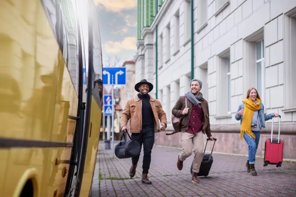 personnes qui courent pour prendre le bus