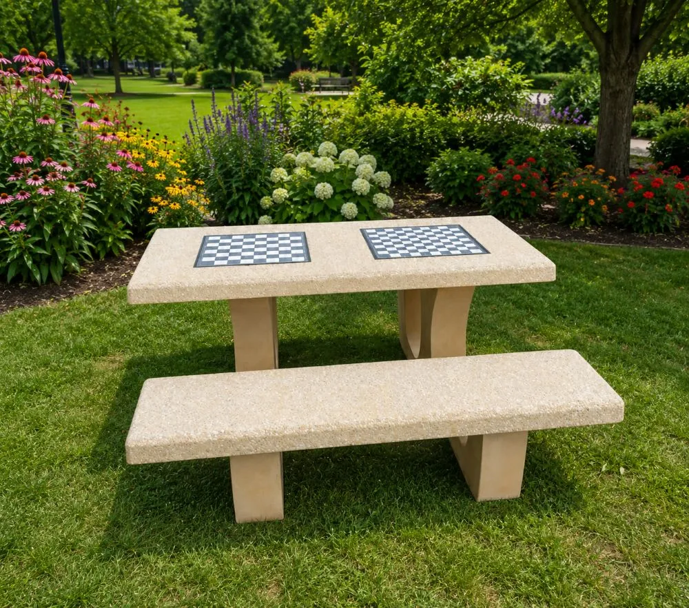 Table de jeux extérieure en béton avec échiquiers et assises intégrées dans un parc