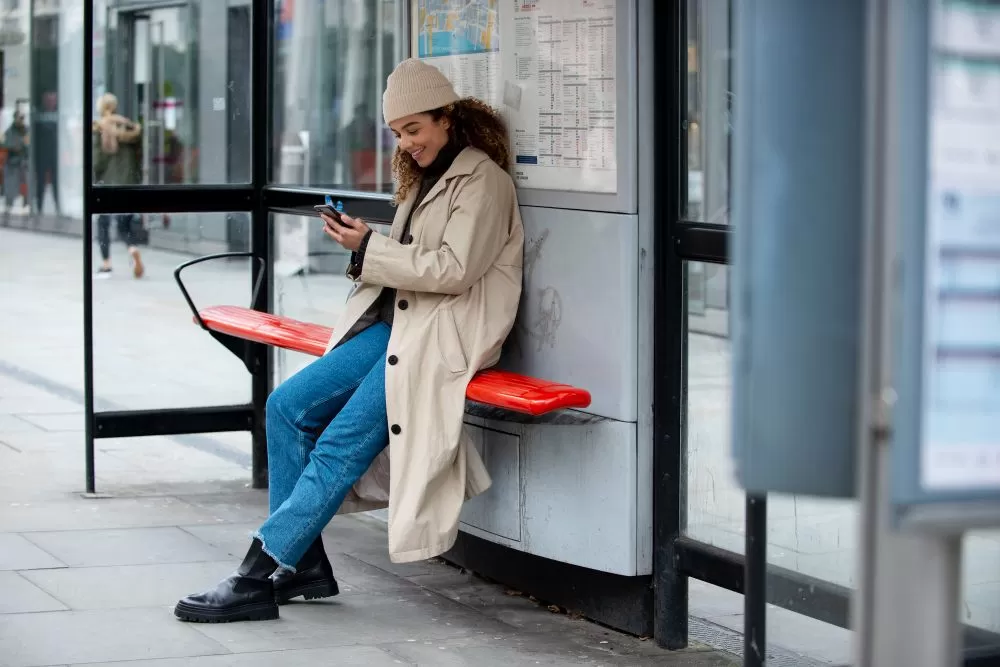 femme qui attend le bus
