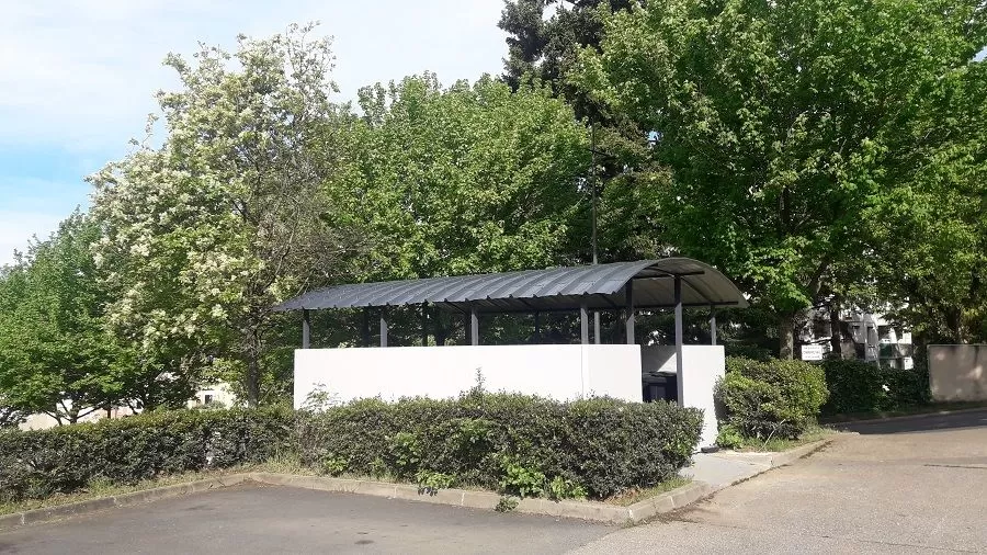 Containerparks mit gewölbtem Dach
