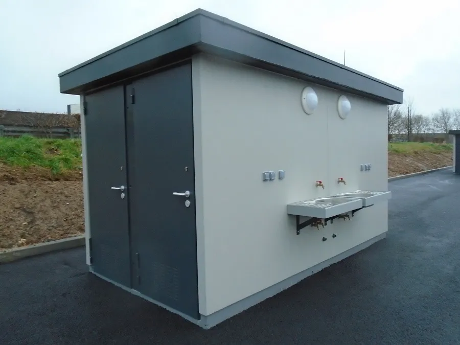 Openbare toiletten met grijze buitengootstenen