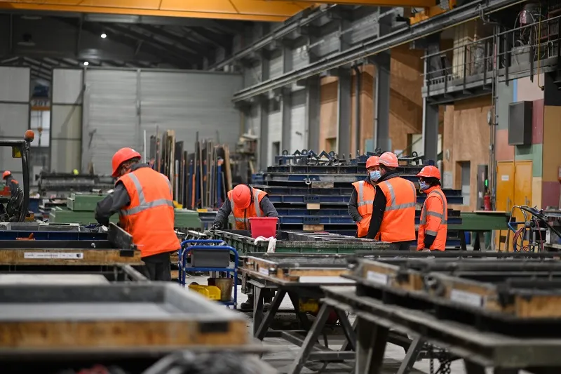 Deux ouvriers équipés en plein travail
