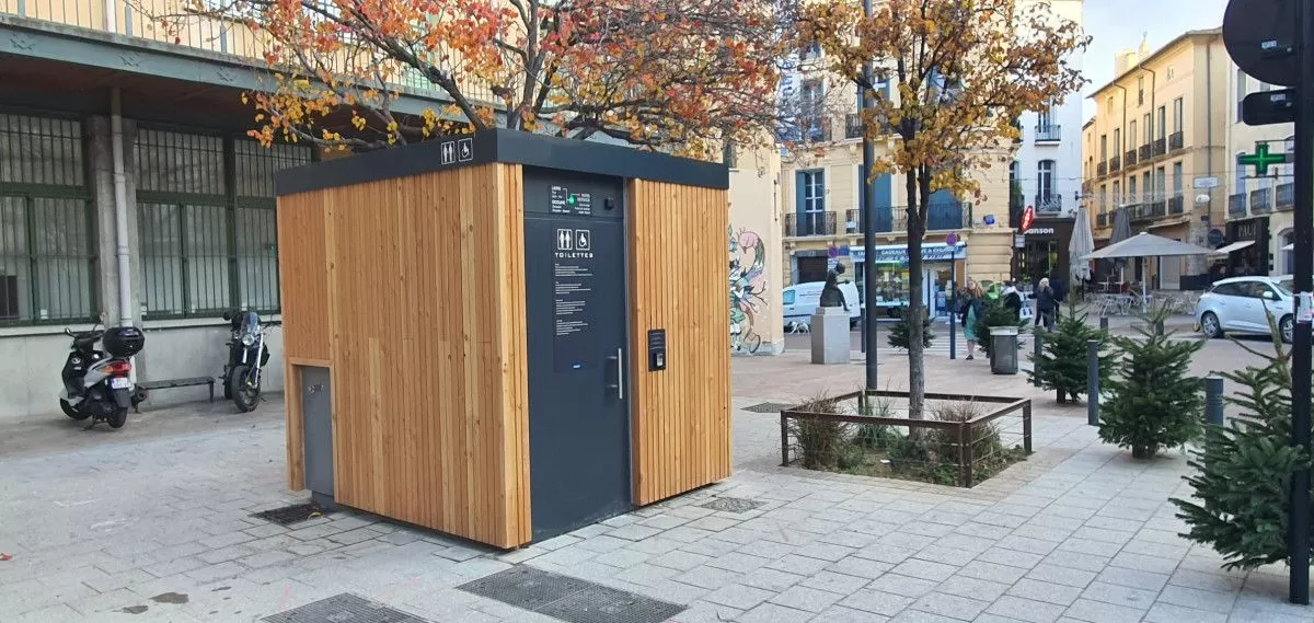 Openbare toiletten met houten gevel in Perpignan