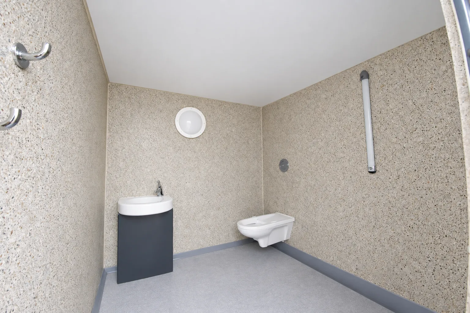 Interieur van een sanitaire cabine met toiletten en PMR-hulpmiddelen