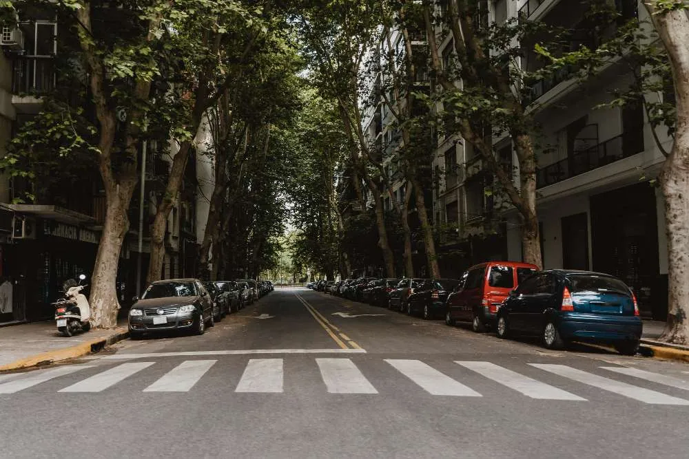 Vue d'une rue de la ville avec un passage piéton et des voitures