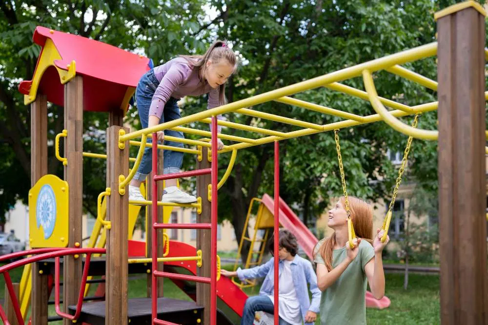 Vue latérale d'enfants jouant dans un parc