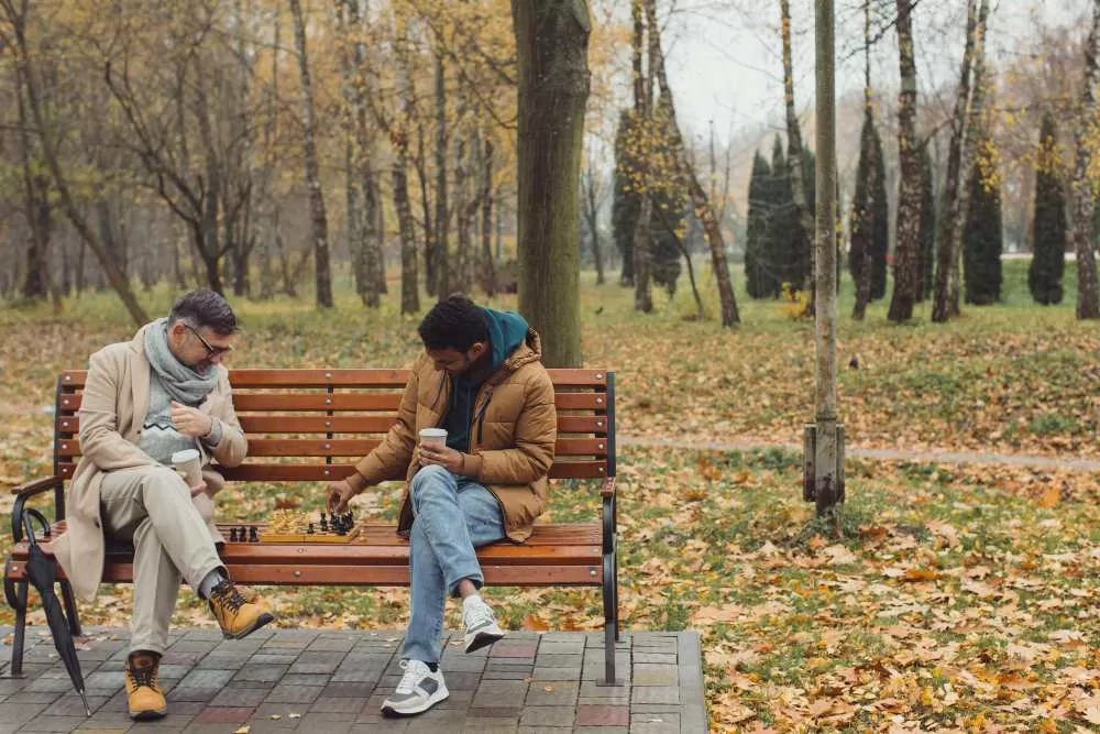 Deux hommes qui jouent aux échecs