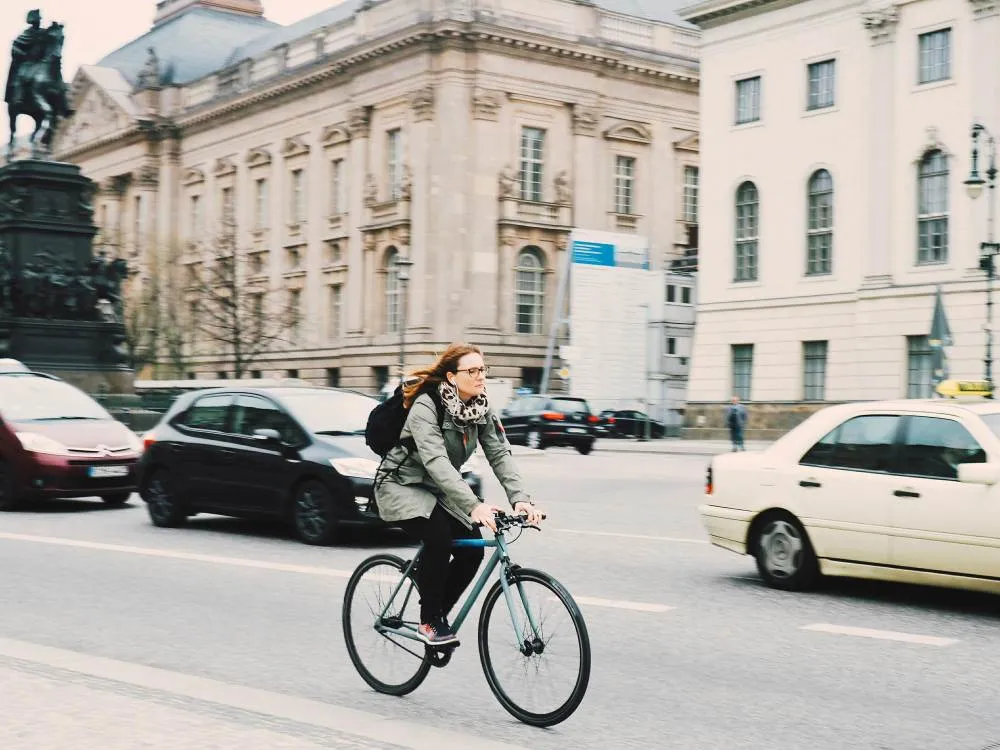 Femme à vélo sur la route